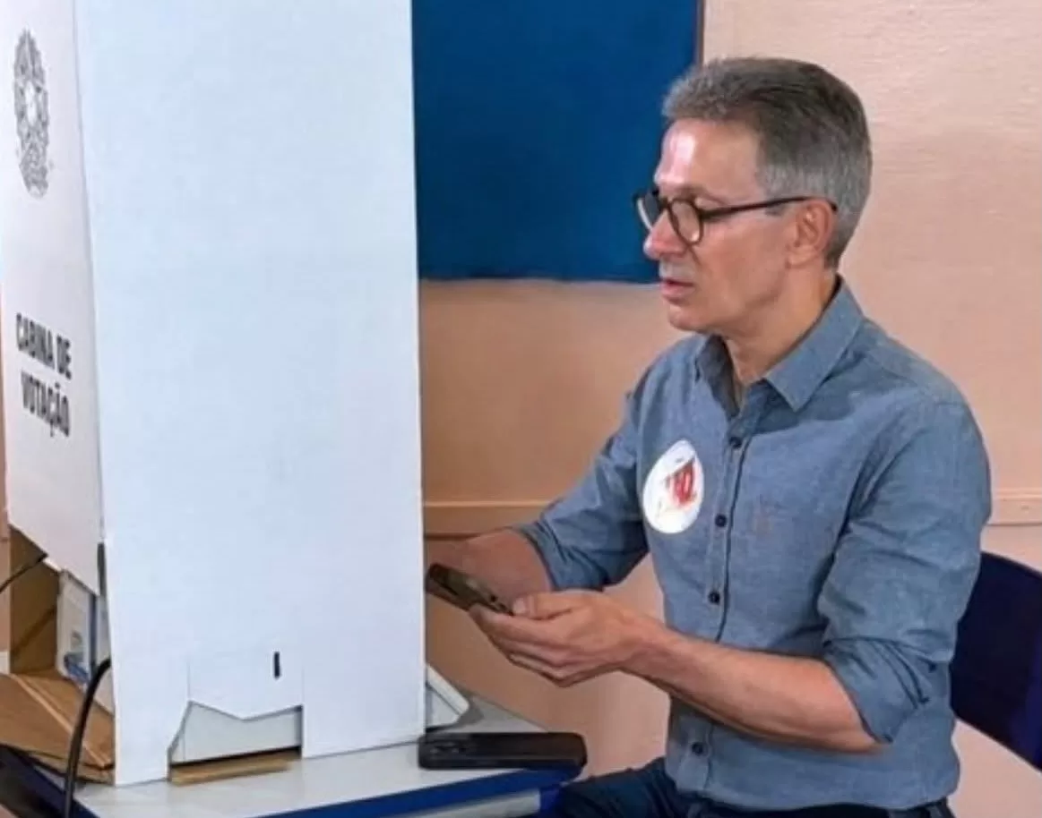 Romeu Zema é flagrado com celular na urna durante votação em Minas Gerais