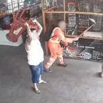 VÍDEO: Suspeito tenta roubar celular, faz morador refém e apanha na feira do Japiim