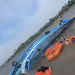 VÍDEO: Barco naufraga após bater em tronco no interior do Amazonas
