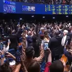 Senado aprova fim da escala 6×1 em dois turnos; veja o que muda para trabalhadores