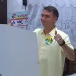 Flávio Bolsonaro vota no Rio de Janeiro e defende mudanças no Brasil