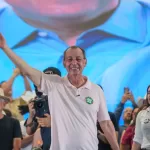 Omar Aziz lidera com até 22 pontos de vantagem sobre Maria do Carmo em duas pesquisas
