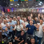 Após aprovação do fim da 6×1, Omar é aplaudido em encontros em Manaus