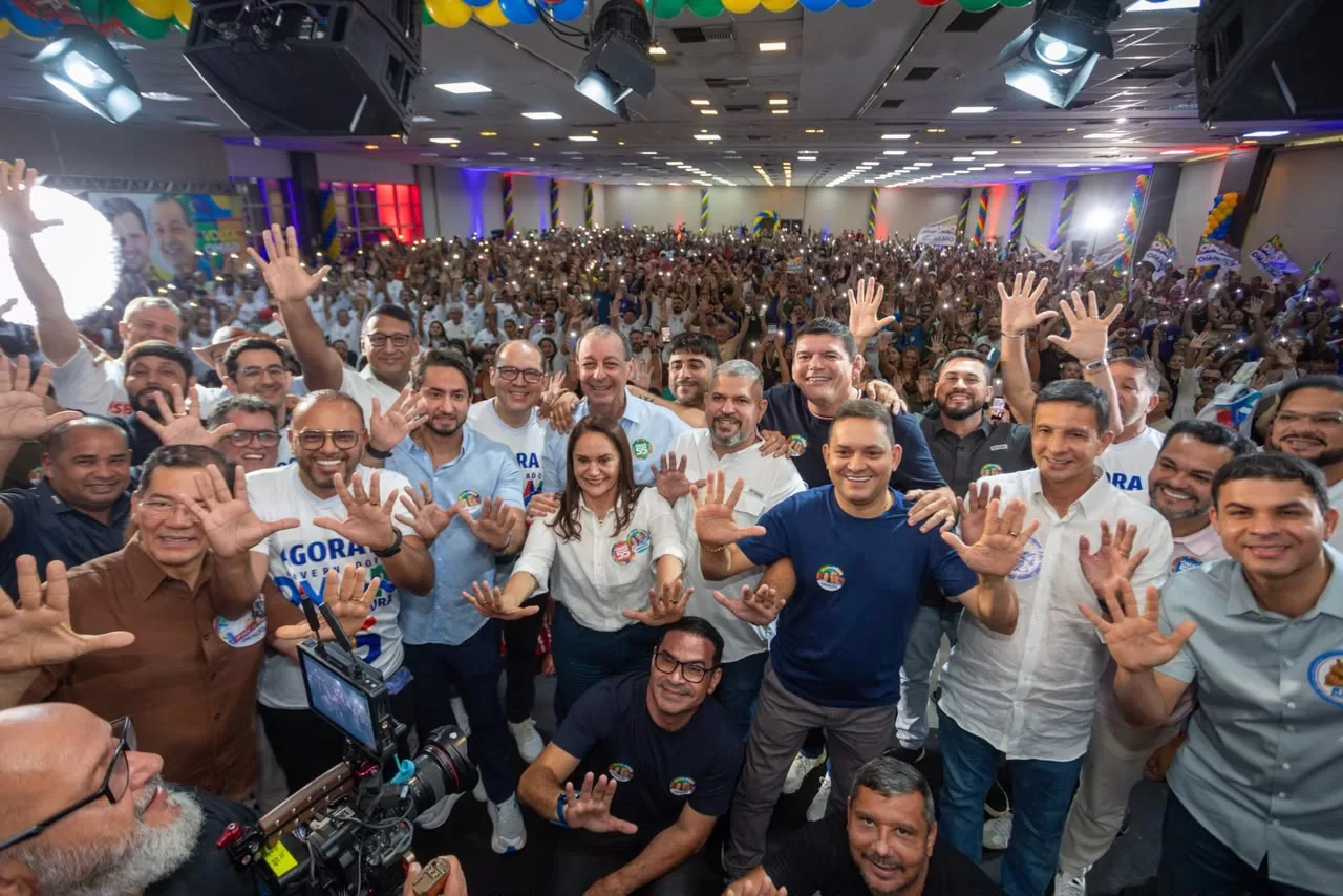 Após aprovação do fim da 6×1, Omar é aplaudido em encontros em Manaus