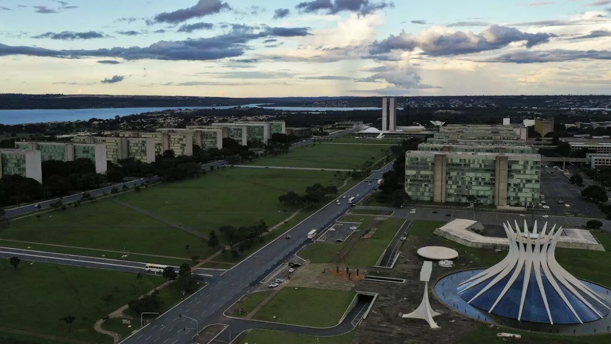 Suspeita de bomba perto do STF fecha trecho da Esplanada em Brasília